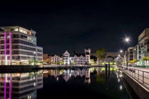 Phoenix Arizona bei Nacht mit Kanal