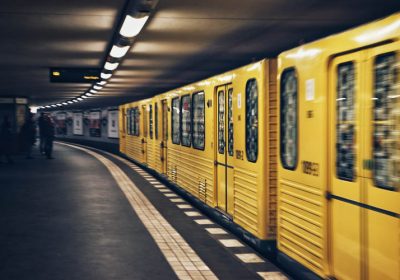 gelbe U-Bahn in Berlin